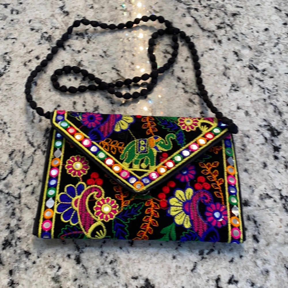 Woman’s shoulder bag India flare New